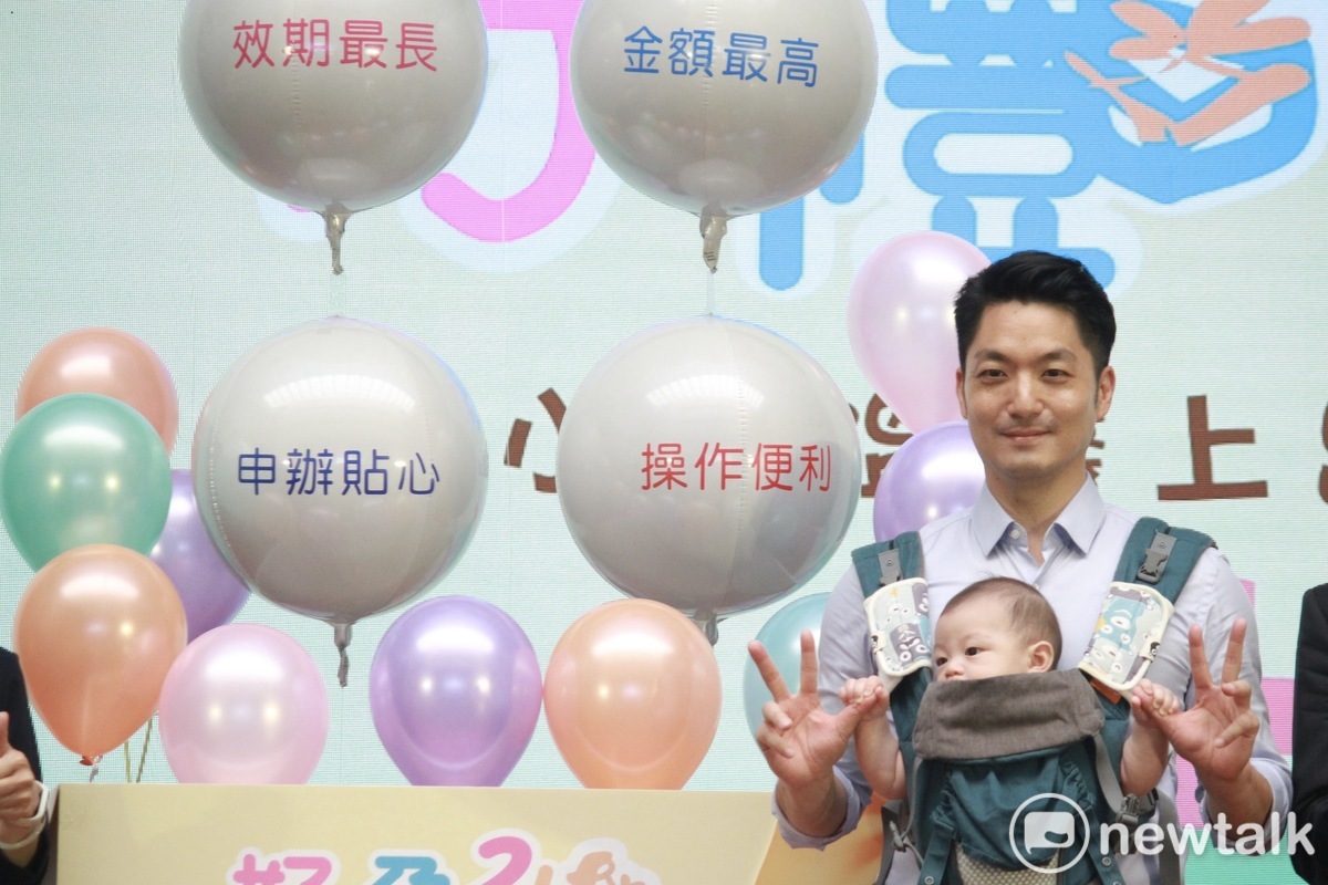 台北市長蔣萬安今背著三寶亮相宣傳「好孕2U專車」補助。 圖：周煊惠 / 攝