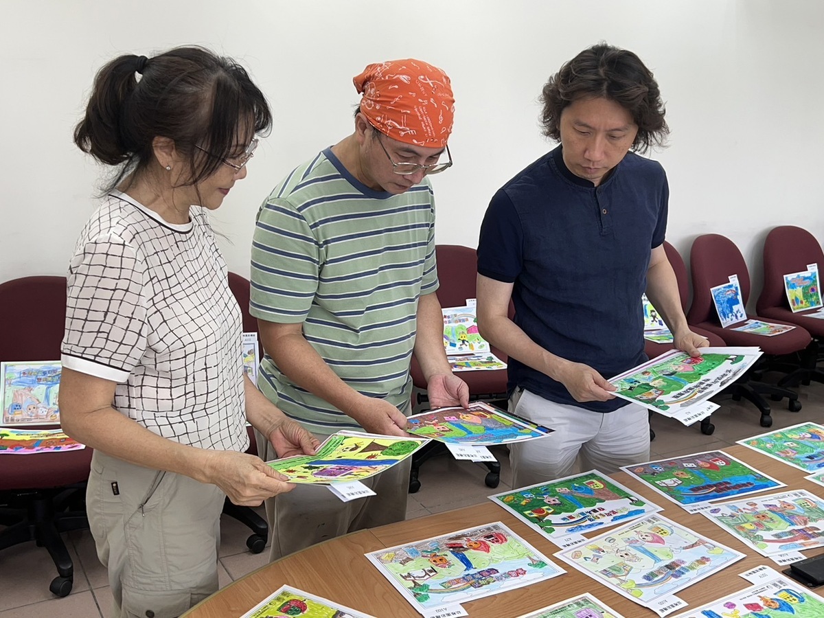 評審們一一檢視報名作品。 水保局南投分局/提供