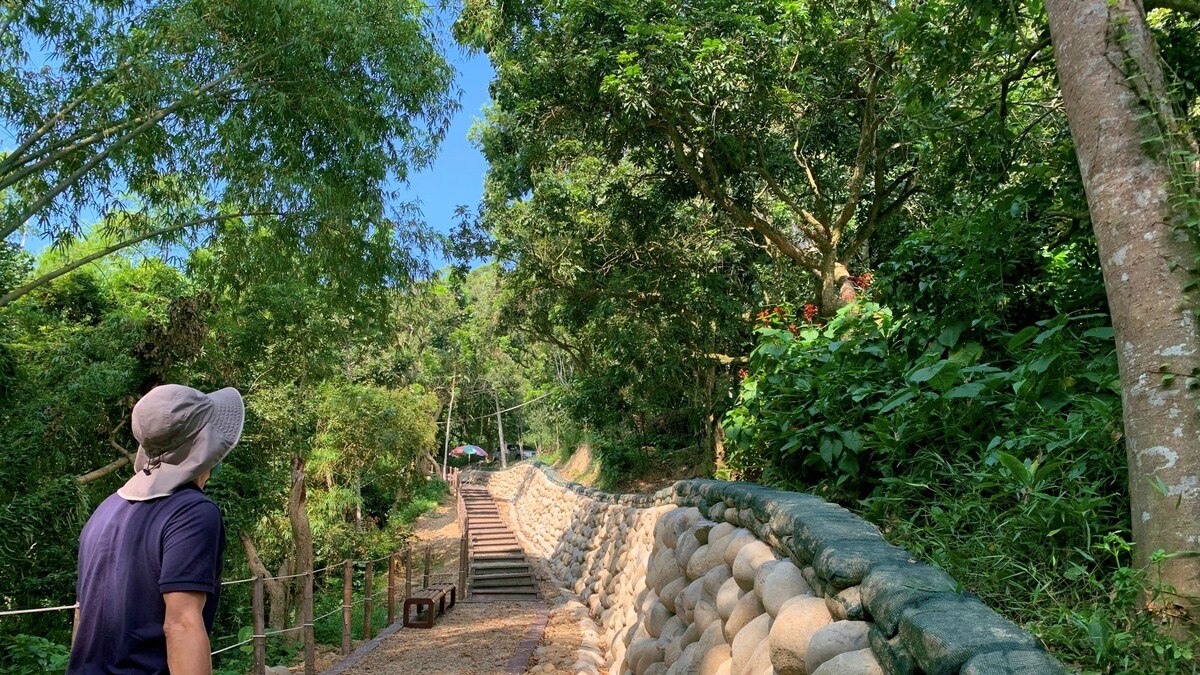 改善後的石牌坑步道已是平緩好走的階梯及邊界明確的安全動線。 圖：農業委員會水土保持局／提供