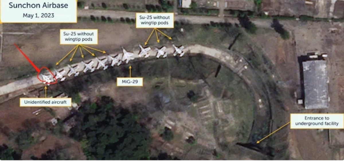 今年 5 月，一張衛星照片顯示了一架外型似中國 FC-31 鶻鷹戰機，但更接近 F-35 的飛機停靠在機場中，被懷疑是北韓打造的隱形戰機。 圖：擷取自中國媒體「力波觀察」