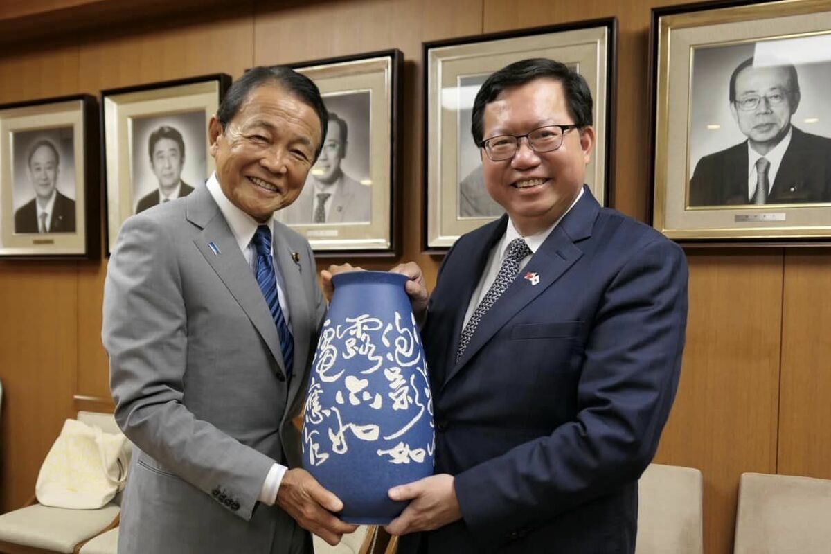 鄭文燦（右）訪日拜會自民黨副總裁麻生太郎（左）。 圖：翻攝鄭文燦臉書