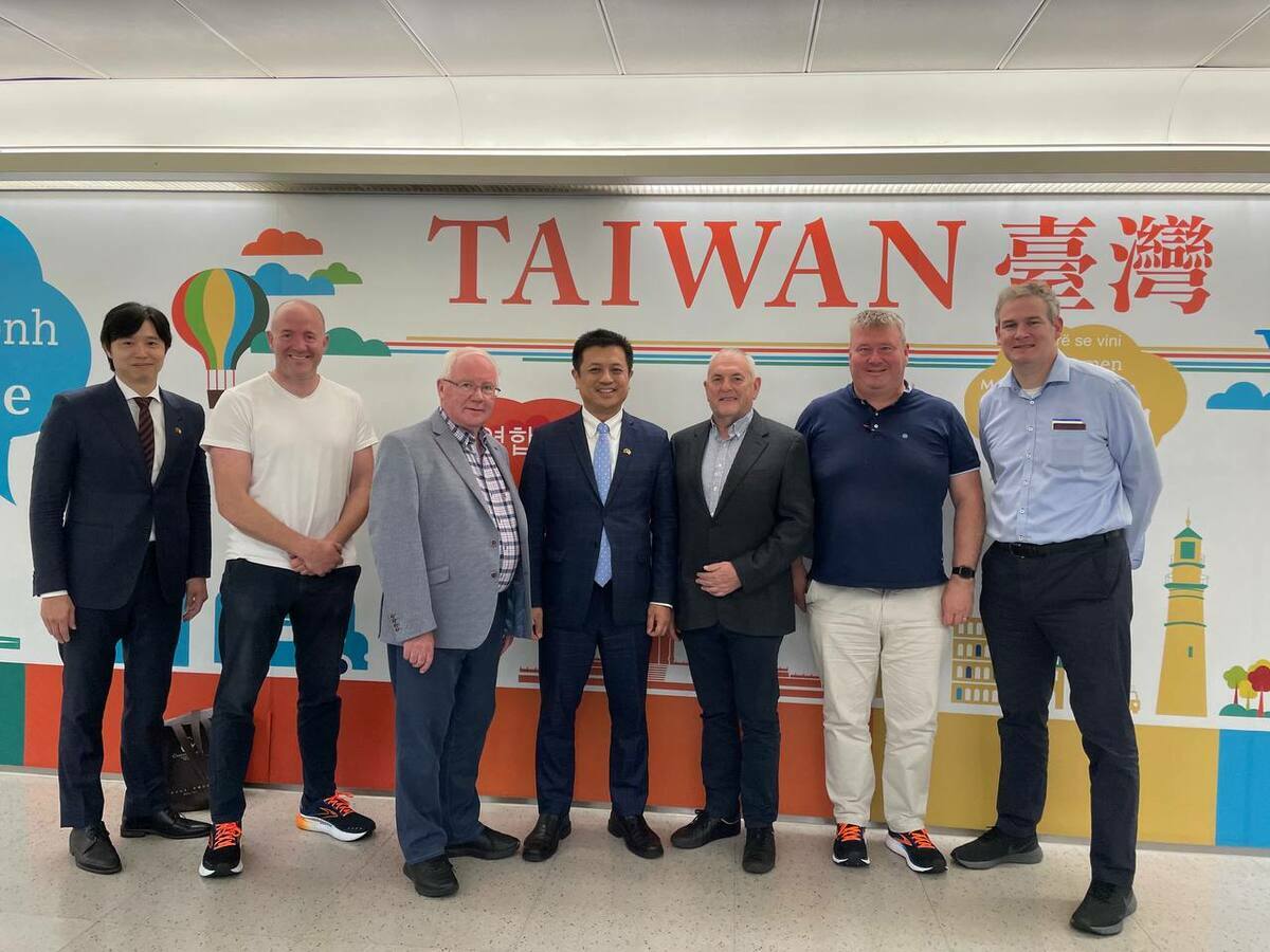 愛爾蘭國會友台小組訪團抵達桃園機場，歐洲司副秘書長劉拓代表外交部歡迎訪團。 圖：外交部/提供