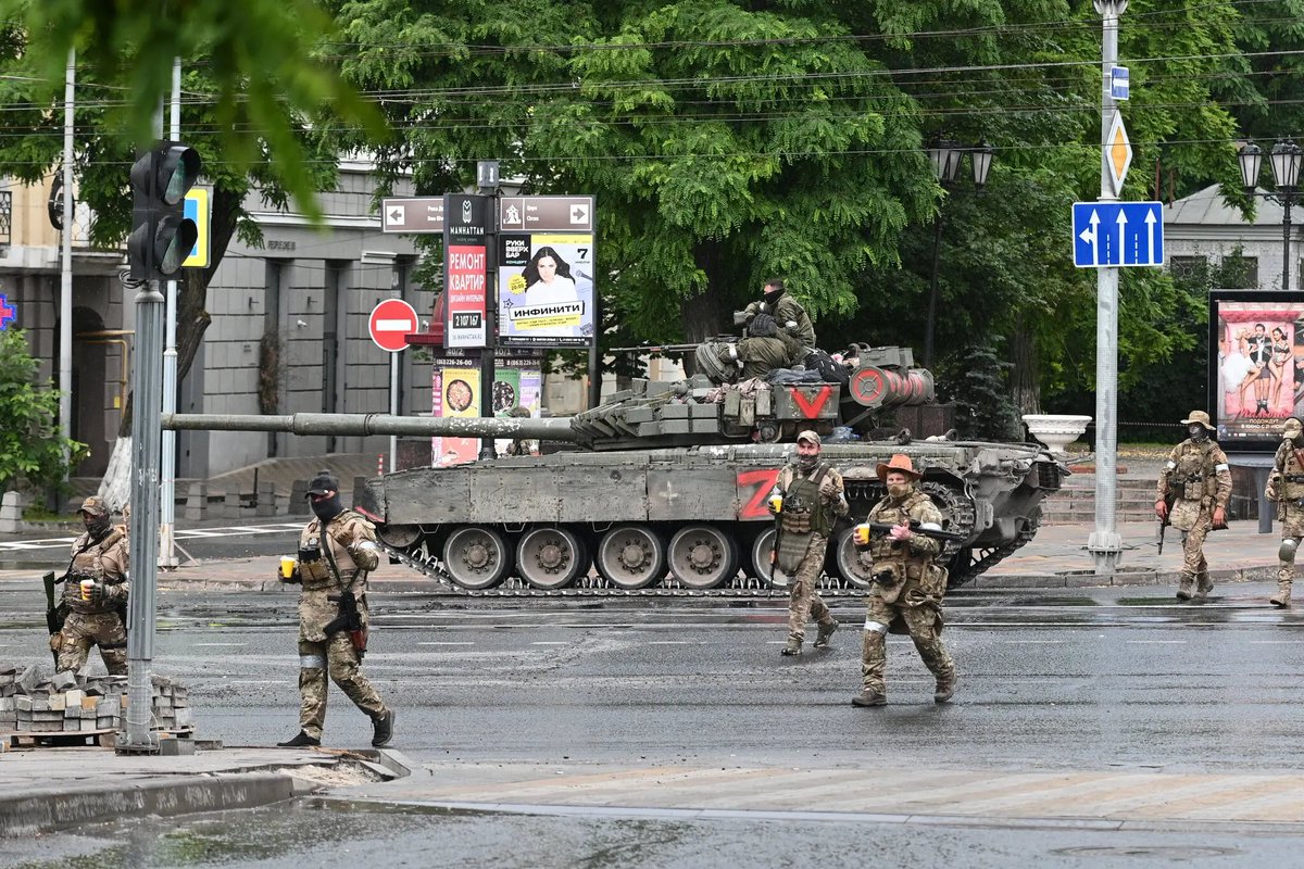 自瓦格納軍團參與兵變的士兵與車隊。 畫面翻攝自推特@anneapplebaum
