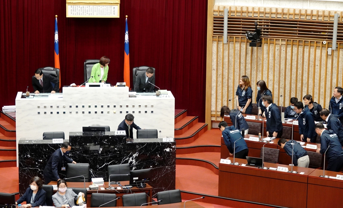 閉會後康裕成(左二)與市府團隊相互行禮。 圖：高雄市議會/提供