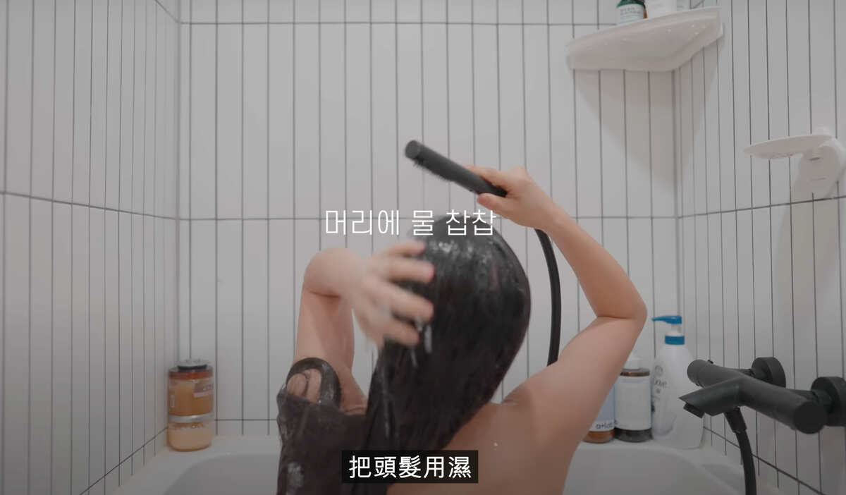 拆完接髮李多慧就直接進浴室洗頭，背對鏡頭露出大片美背。 圖：翻攝自YT/이다혜