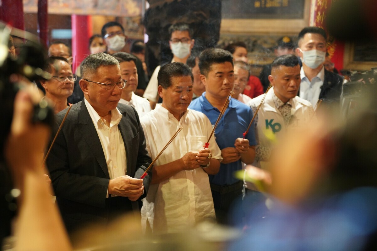 民眾黨總統參選人柯文哲到大甲鎮瀾宮參拜，前立委顏寬恒也陪同。 圖：民眾黨 / 提供