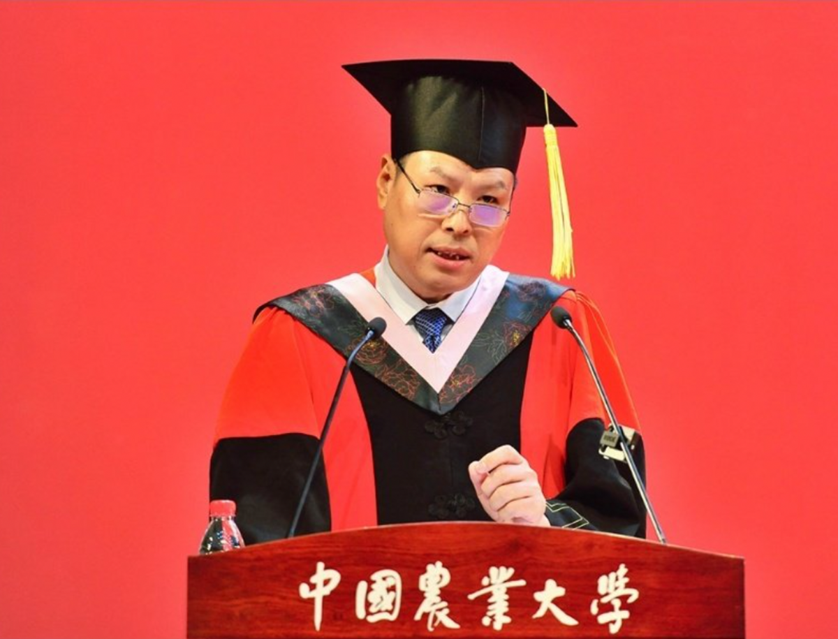 中國農業大學院長葉敬忠日前在畢業典禮致詞，批評目中國社會亂象百出，並鼓勵學生「不要熄滅真善美的光」。 圖：翻攝自中國農業大學人文與發展學院官網