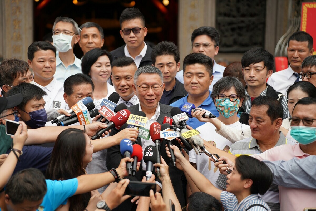 民眾黨總統參選人柯文哲今參拜大甲鎮瀾宮。 圖：民眾黨 / 提供