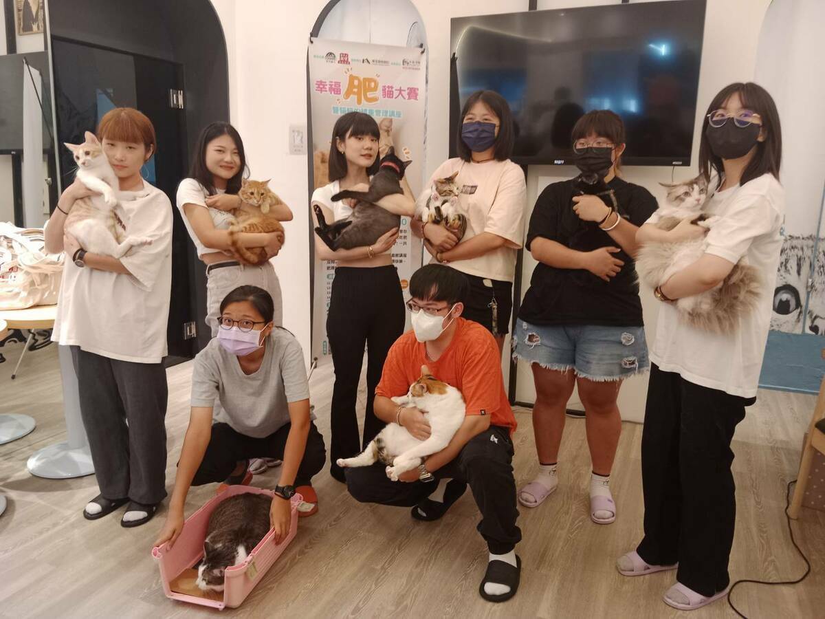 主人抱著自家愛貓參加肥貓大賽。 圖：孫家銘/攝
