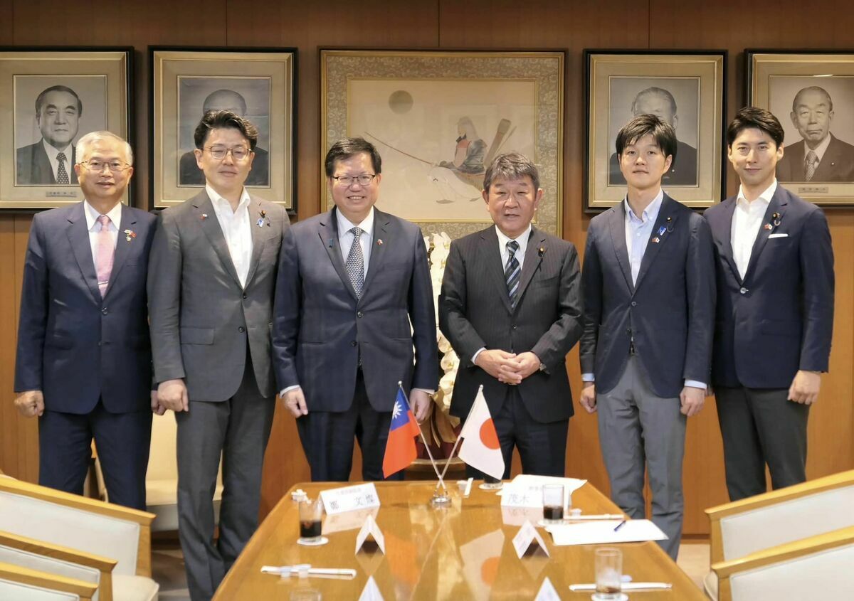 左起：蔡明耀公使、自民黨青年局國際副部長山口晉眾議員、行政院鄭文燦副院長、自民黨幹事長茂木敏充眾議員、自民黨青年局長鈴木憲和眾議員及自民黨青年局國際部中曾根康隆眾議員。 圖：擷自鄭文燦臉書