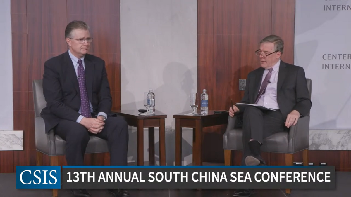 美亞太助卿康達（Daniel Kritenbrink）(左) 與CSIS資深顧問約翰斯通 Christopher B. Johnstone(右)會談。 圖 : 取自 (Center for Strategic &amp; International Studies)  Youtube