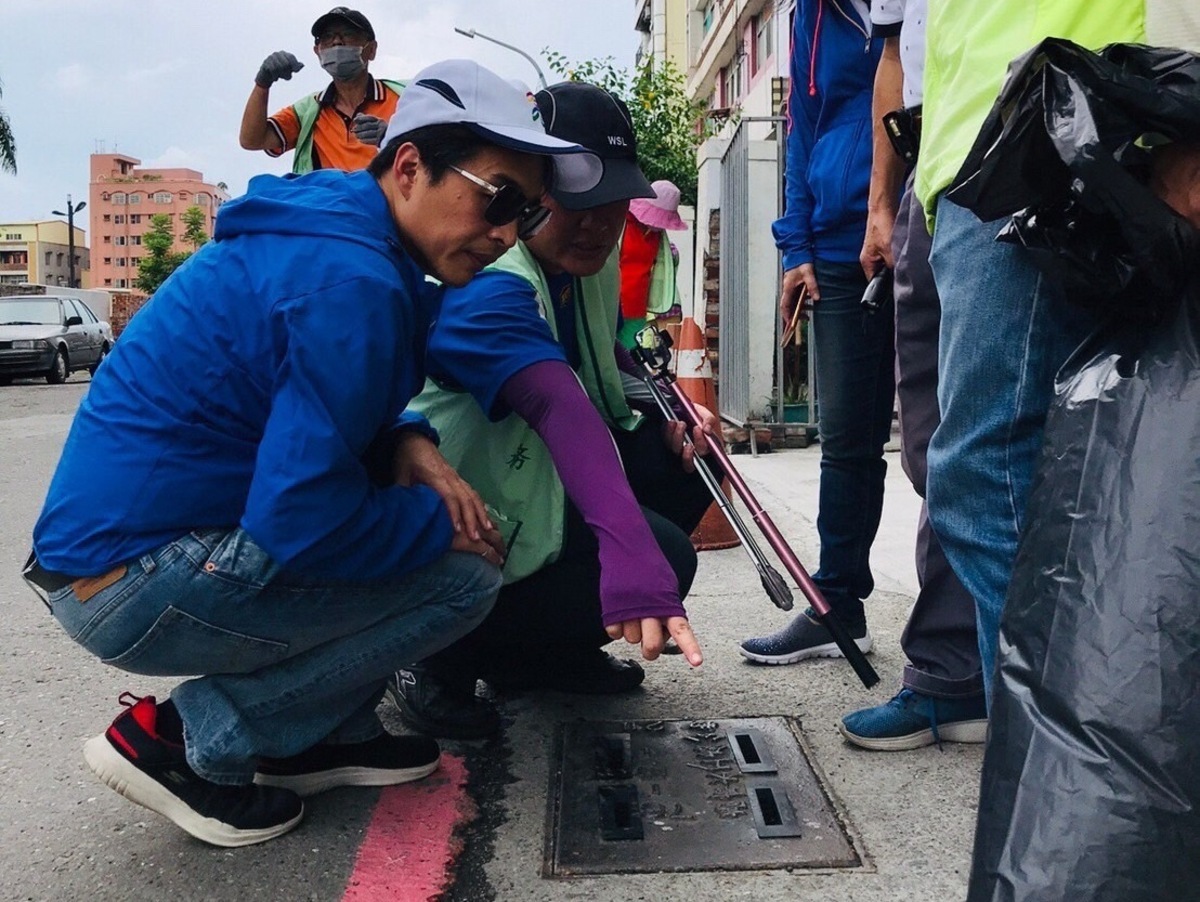 曹桓榮(左一)呼籲高市府不要重演登革熱大流行的歷史。 圖：曹桓榮服務處/提供