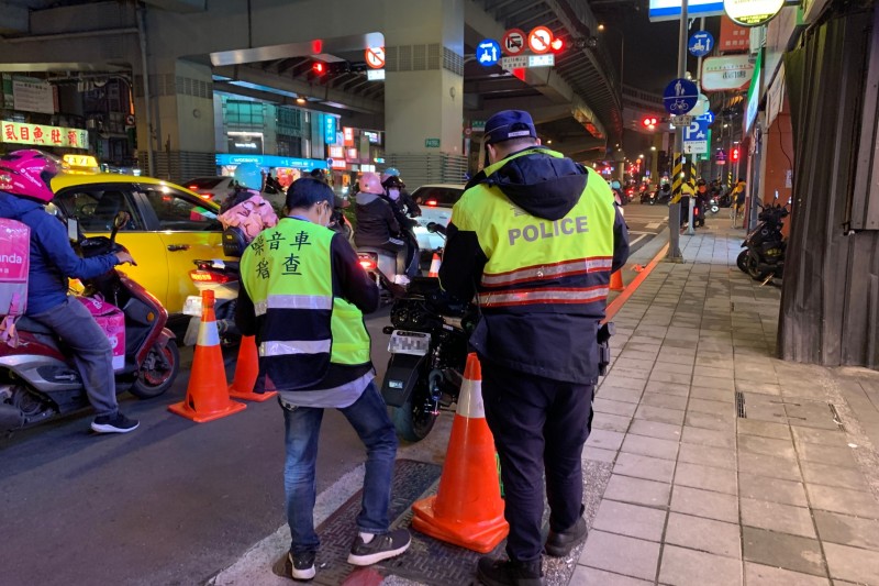 環保署修正發布違反《噪音管制法》案件裁罰基準，首次違反從罰3千元加倍裁罰至6千元。（噪音攔查示意圖） 圖：新北市環保局／提供