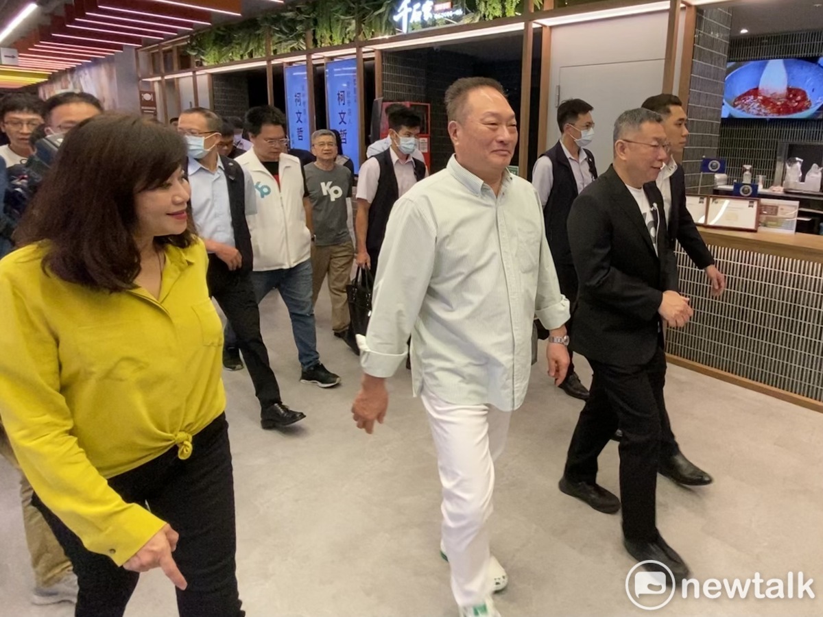 民眾黨籍基隆市副市長邱佩琳（右）陪同民眾黨前主席柯文哲（左）參訪東森集團，東森集團總裁王令麟（中）接待。 圖：周煊惠 / 攝（資料照）