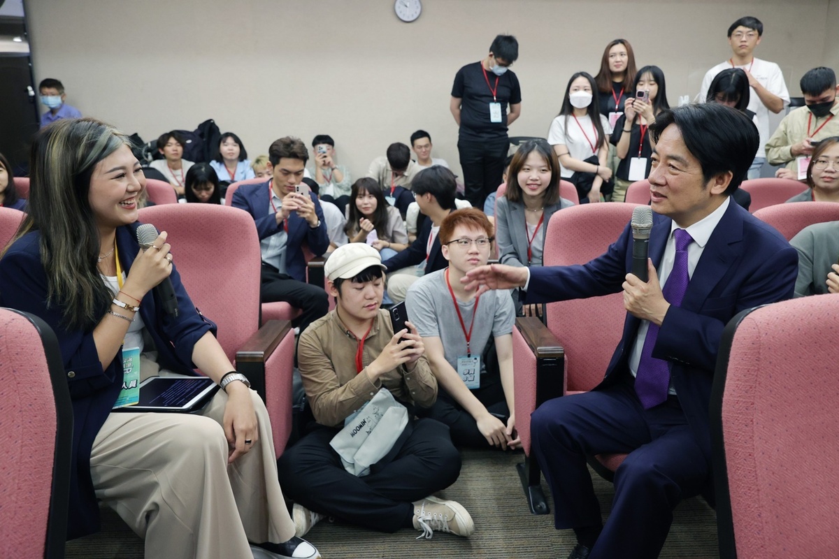 副總統賴清德29日在總統府副秘書長黃重諺等人陪同下，出席在總統府記者室舉行的「亞太青年協會第七屆政治幕僚培訓營」。 圖：總統府提供