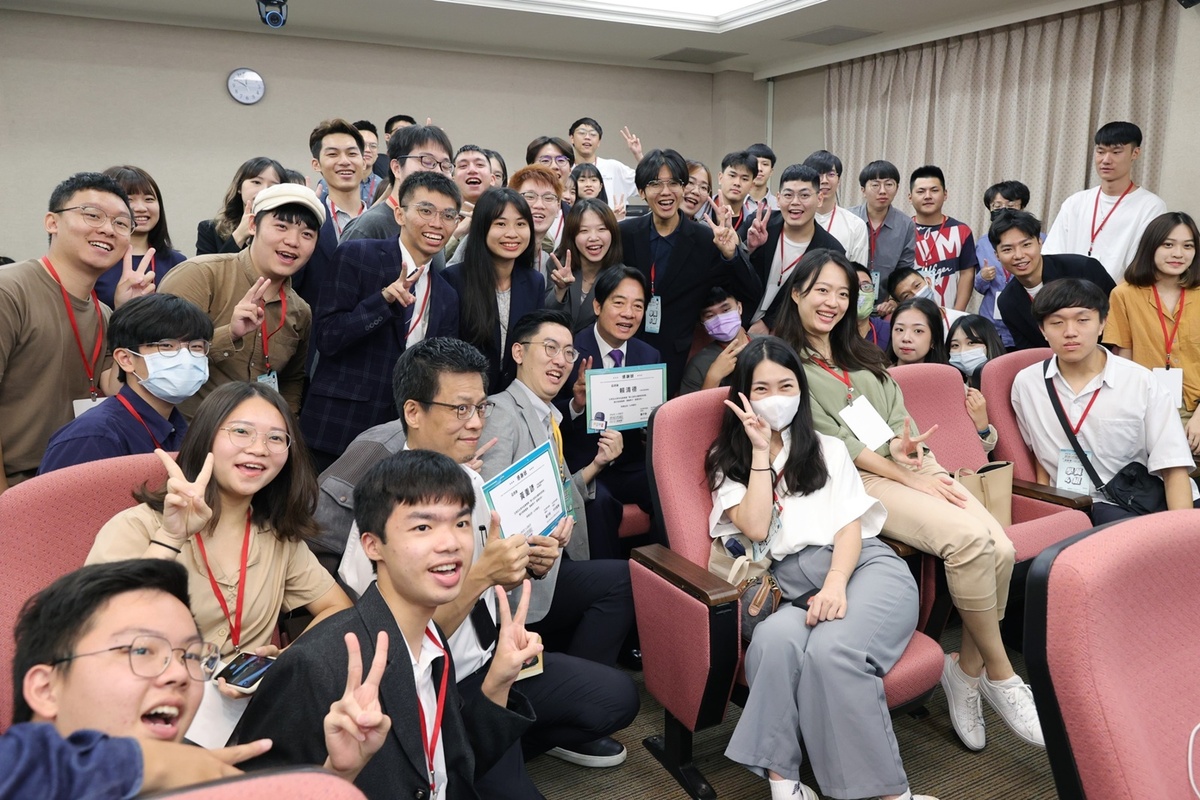 副總統賴清德29日在總統府副秘書長黃重諺等人陪同下，出席在總統府記者室舉行的「亞太青年協會第七屆政治幕僚培訓營」。 圖：總統府提供