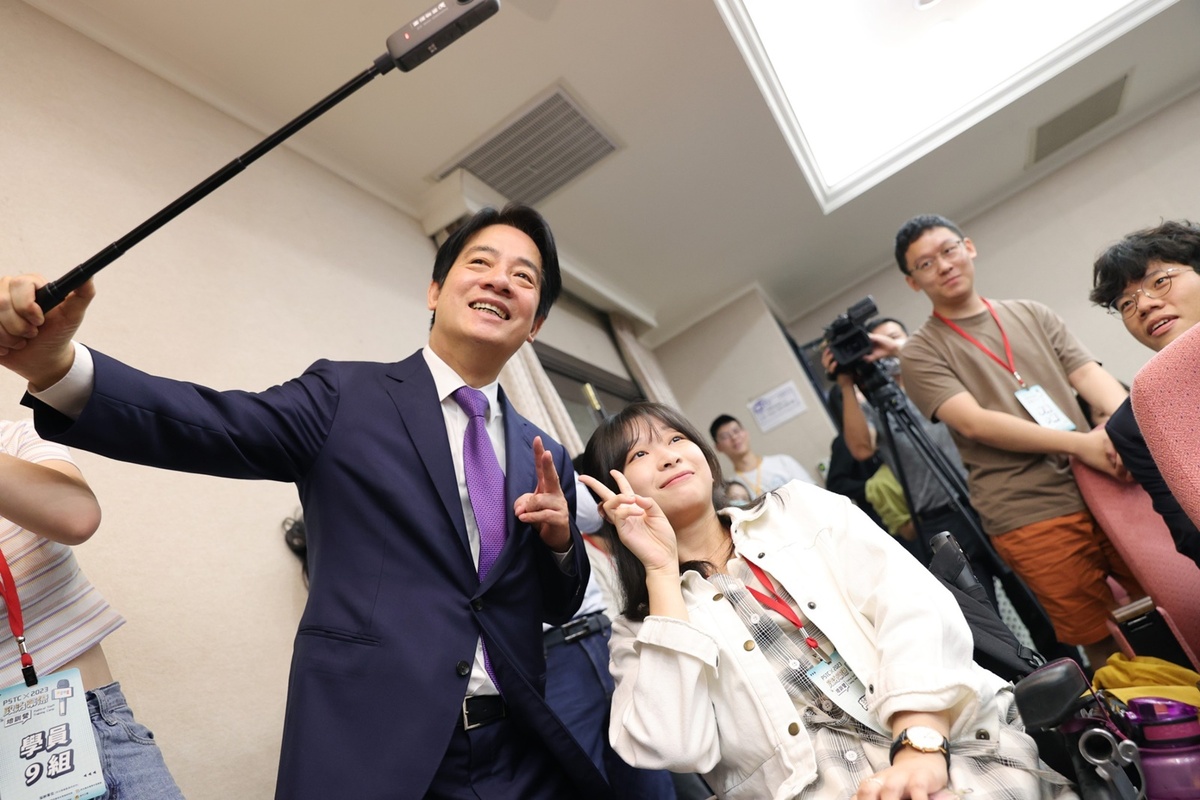 副總統賴清德29日在總統府副秘書長黃重諺等人陪同下，出席在總統府記者室舉行的「亞太青年協會第七屆政治幕僚培訓營」。 圖：總統府提供