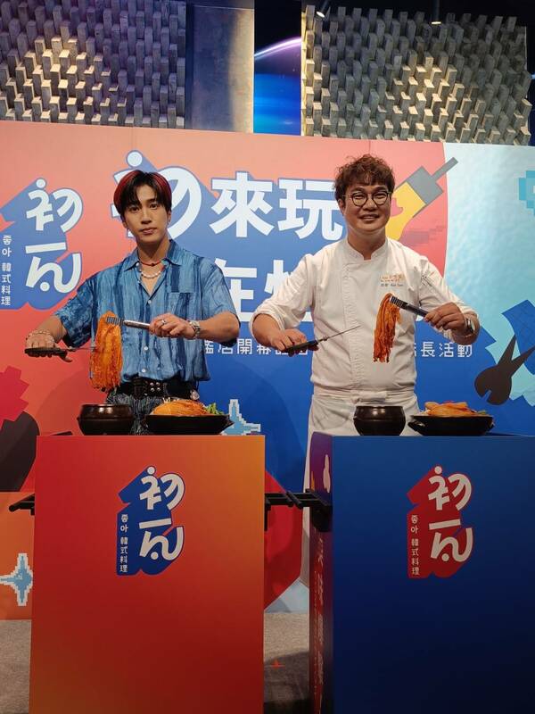 孫榮主廚與「嘻哈才子」婁俊碩一同剪泡菜宣布開幕。  同慶。 唐復年/攝