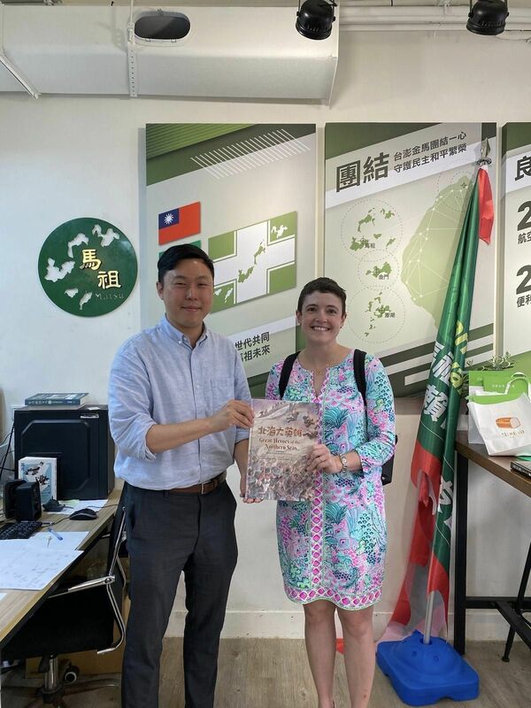 AIT團隊的陸軍事務官梁瑪雅（Marya Leong）到民進黨連江縣黨部拜訪主委李問，李問贈送由他翻譯的繪本《北海大英雄》。 圖 : 取自李問臉書