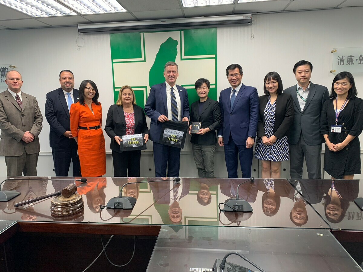 「威爾遜國際學人中心」（Wilson Center）會長兼執行長葛林（Amb. Mark Green）29日上午率團拜訪民進黨。 圖：民進黨提供