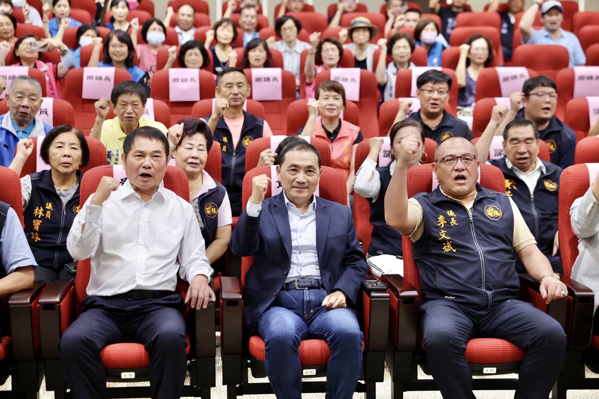 侯友宜拜會苗栗議會，縣長鍾東錦及議長李文斌表態全力支持。 圖：侯友宜競選工作室/提供