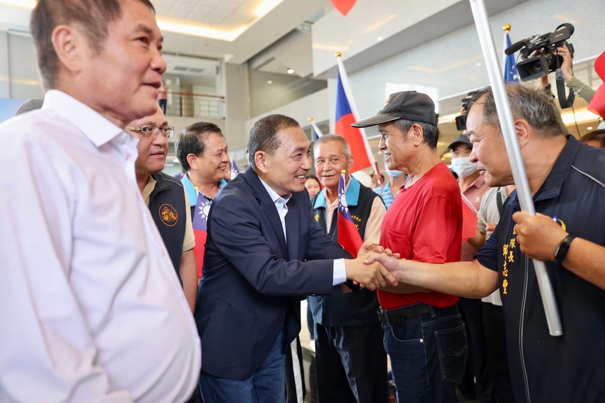 侯友宜拜會苗栗議會，受到支持者、退休警察熱情迎接。 圖：侯友宜競選工作室/提供