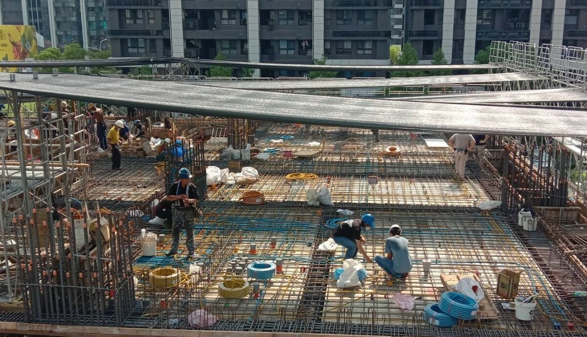 為避免勞工發生熱危害，雇主應做好「降溫、飲水、休息」3大預防措施。 圖：新北市勞檢處/提供（資料照）