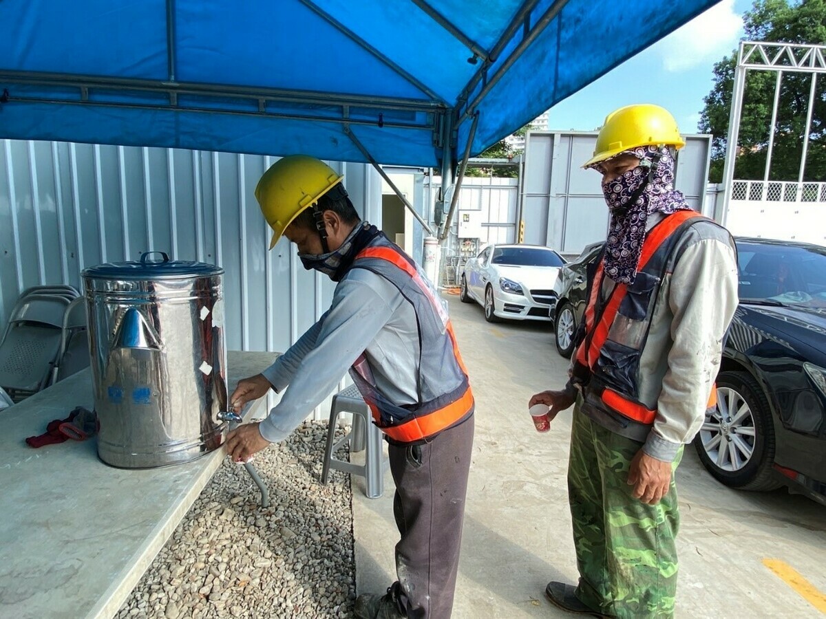 雇主應置備足夠的飲用水供戶外作業的勞工補充水分。 圖：新北市勞檢處/提供