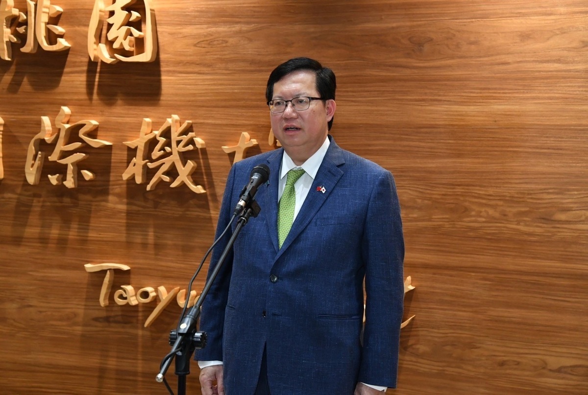 行政院副院長鄭文燦29日晚間結束訪日行程搭機返台。 圖：行政院提供（資料照）