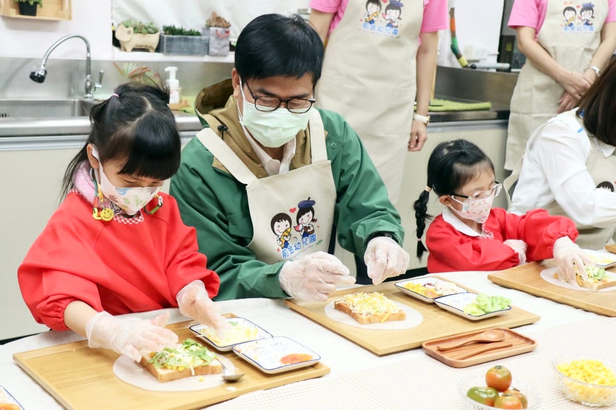 陳其邁(左二)提供經費補助，與家長共同育兒。 圖：高雄市教育局/提供