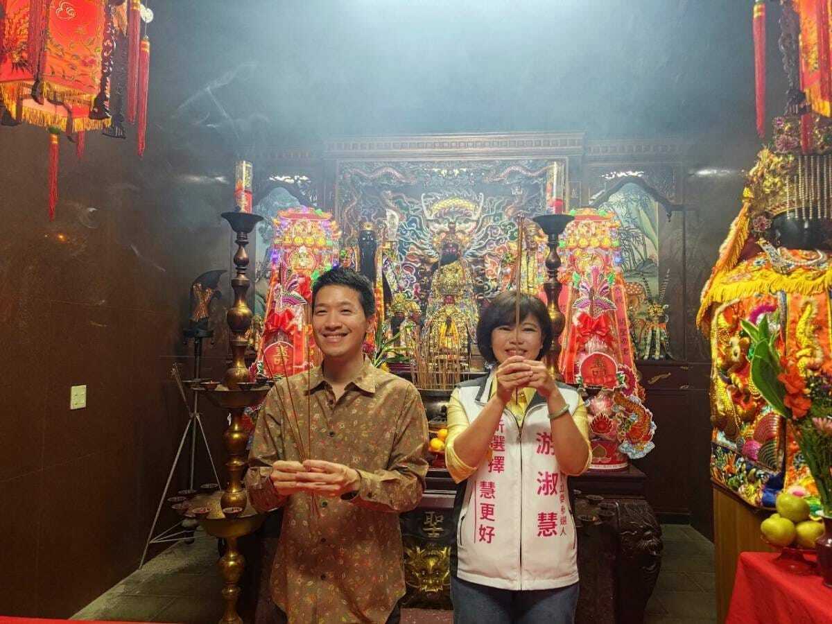 游淑慧29日晚間貼出一張與何志偉的合影 圖:游淑慧臉書