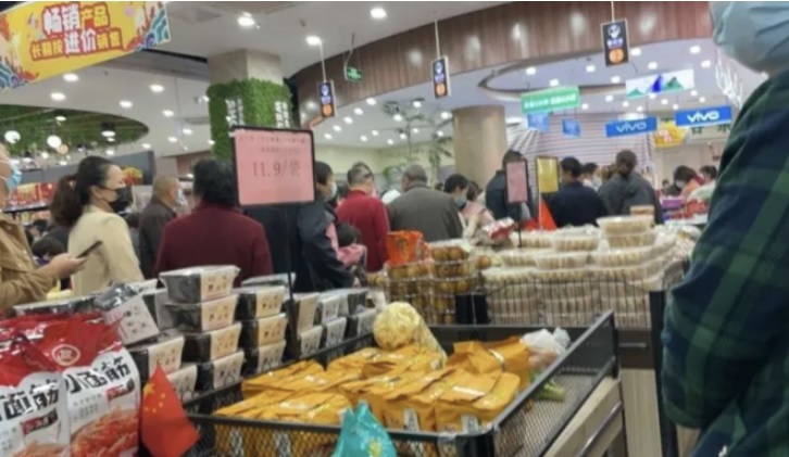 中國官媒大肆報導「英國人吃不飽飯」的消息， 圖:翻攝自微博