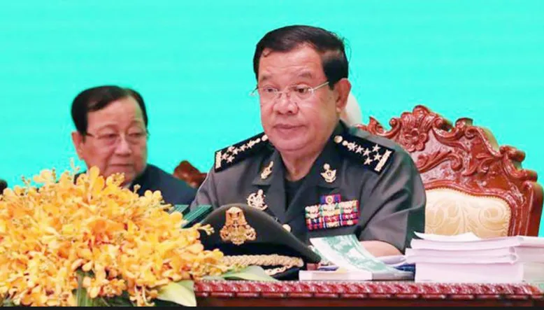 柬埔寨首相洪森(圖中) 29 日命令軍方繼續保持高度戒備，他強調無人機既可以殺人，也可以進行恐怖襲擊，對此柬埔寨必須保持謹慎。 圖：翻攝自樞密院十號