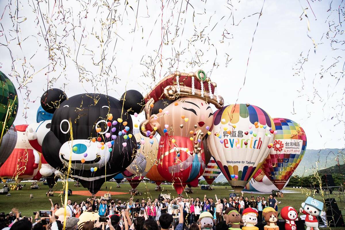 今年熱氣球有別以往，延長舉辦時間為60天，更加碼光雕音樂會為9場次。 圖：台東縣政府交通及觀光發展處觀光遊憩科／提供