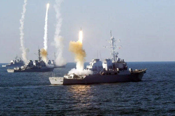解放軍艦在演習時發射導彈。 圖 : 翻攝自旋翼跳動