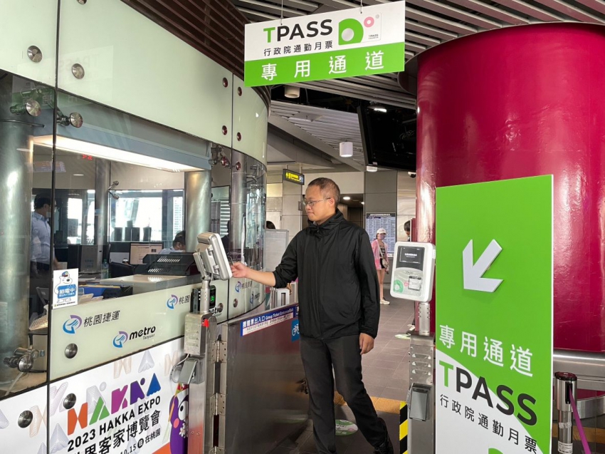 7月1日起到年底，持1200定期票進出桃園機場捷運線各車站，需走專用通道才能享有1200定期票優惠。 圖：翻攝自桃園大眾捷運公司官網
