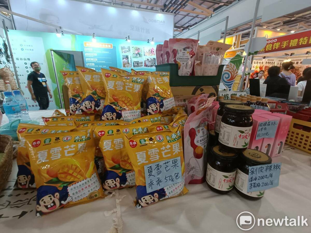 水保局台東分局攤位販售台東獨有且是季節限定的夏雪芒果口味的乖乖。 唐復年/攝