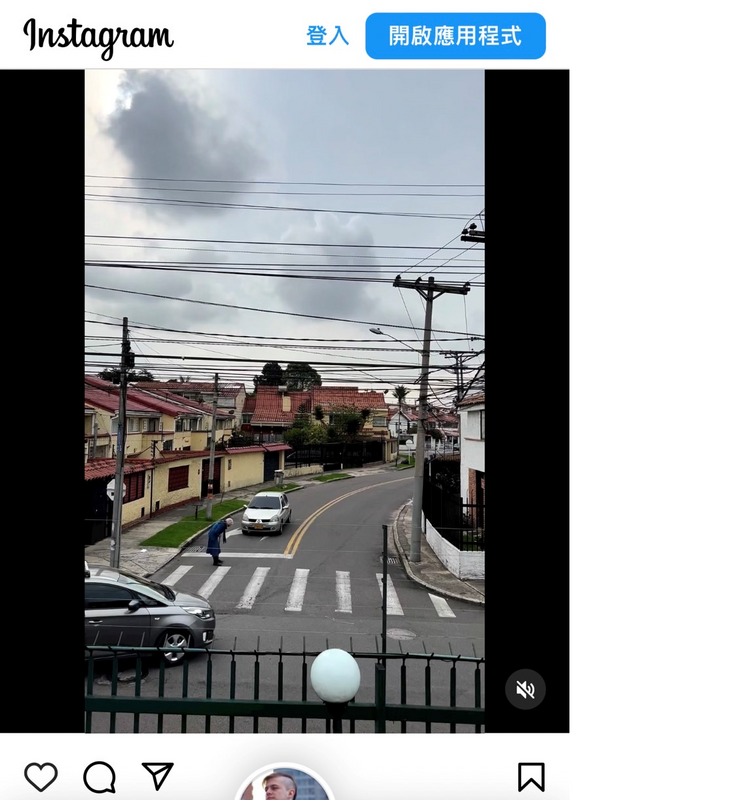 近來網路上流傳一則影片，一位偽裝年長者，故意在行人穿越道來回行走阻礙車輛通行引起熱議。 圖：公路總局／提供