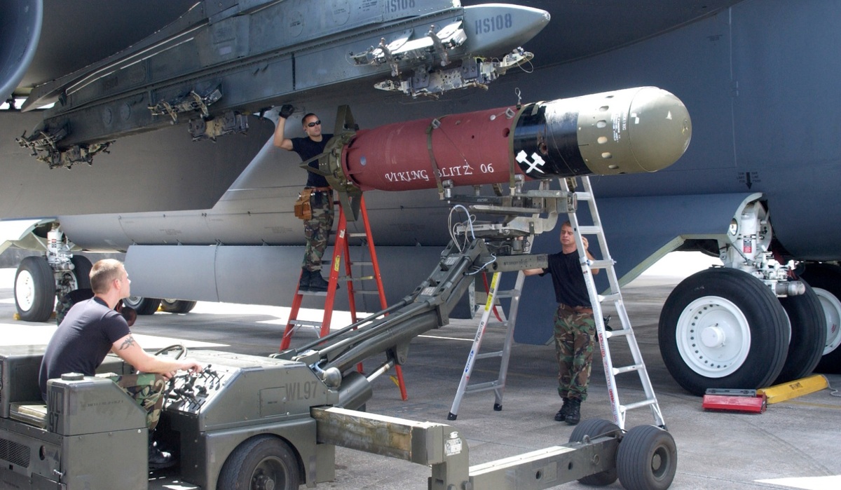 美國空軍先前測試以B-52H投放水雷時，遇上非專業設計彈殼、高空投放重力現象產生自爆狀況等問題。圖為2020年美軍測試照片，彈體明顯與此次結合JDAM不同。 圖：翻攝U.S. Air Force(資料照片)