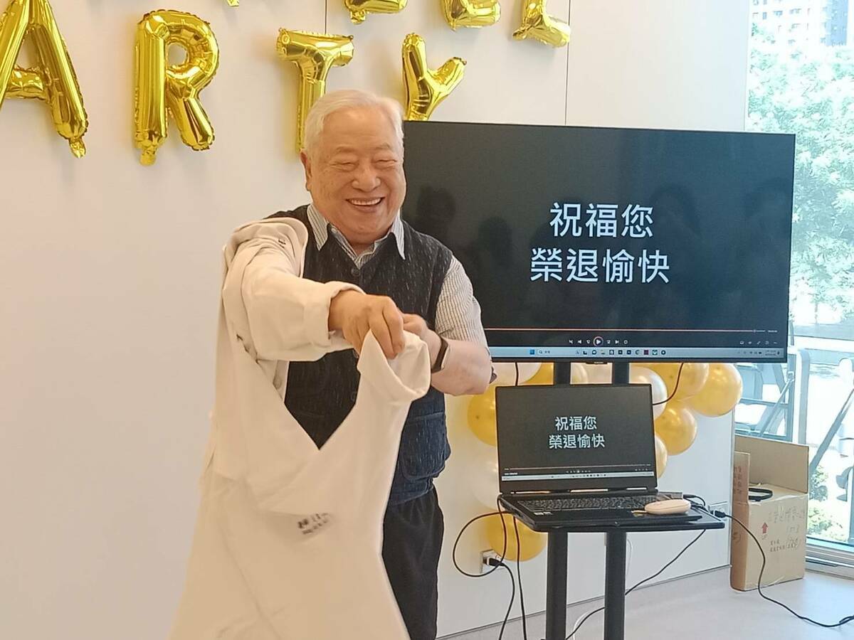 全台首位直腸外科專科醫師范宏二正式卸下白袍榮退。 圖：孫家銘攝