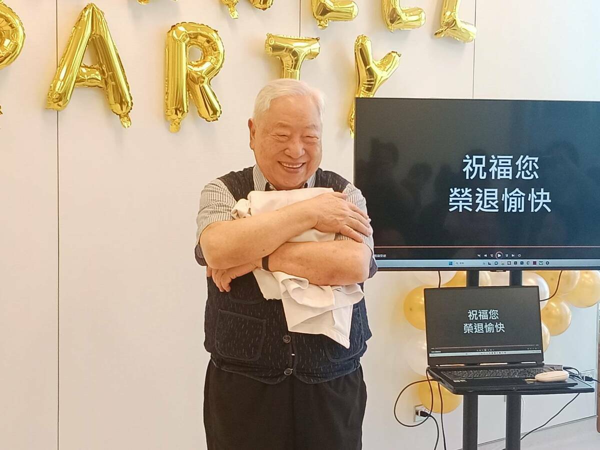 范宏二緊抱脫下的白袍表示捨不得。 圖：孫家銘攝