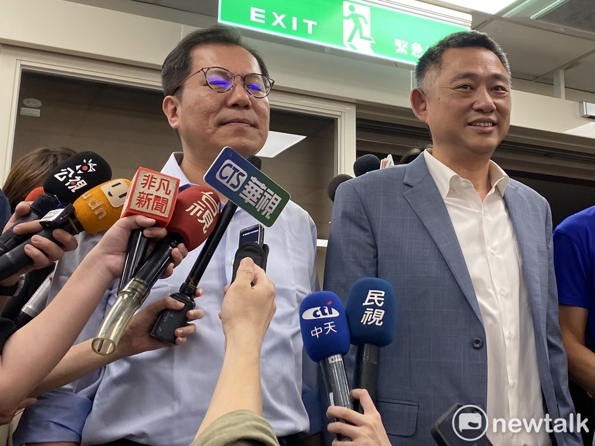 北農董事長楊鎮浯（右）、總經理吳芳銘（左）。 圖：周煊惠 / 攝