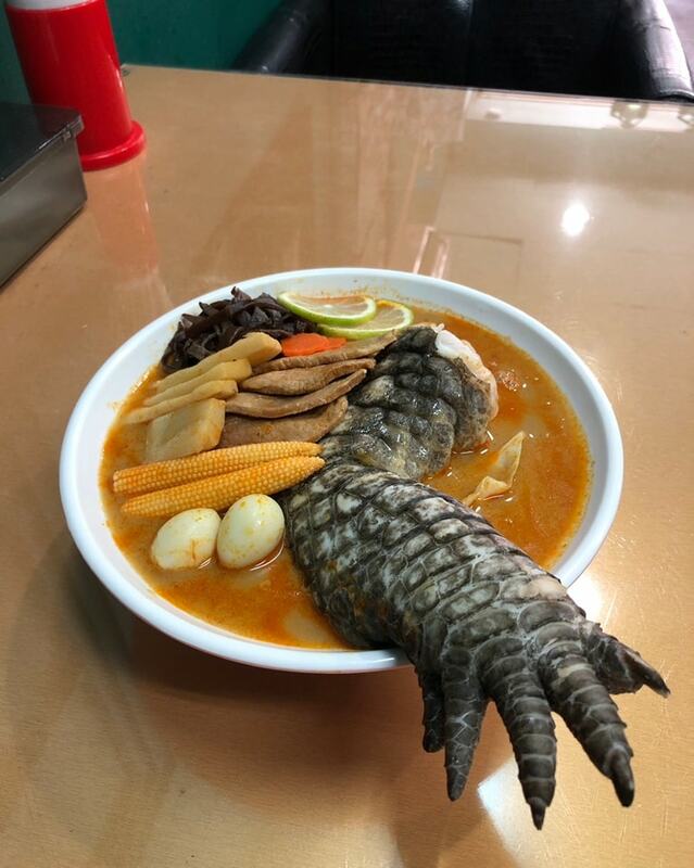 台灣南部近期一家麵館的特殊拉麵上了美媒《CNN》的報導，該拉麵即是「哥斯拉拉麵」。 圖：翻攝自魔女貓葵臉書粉專