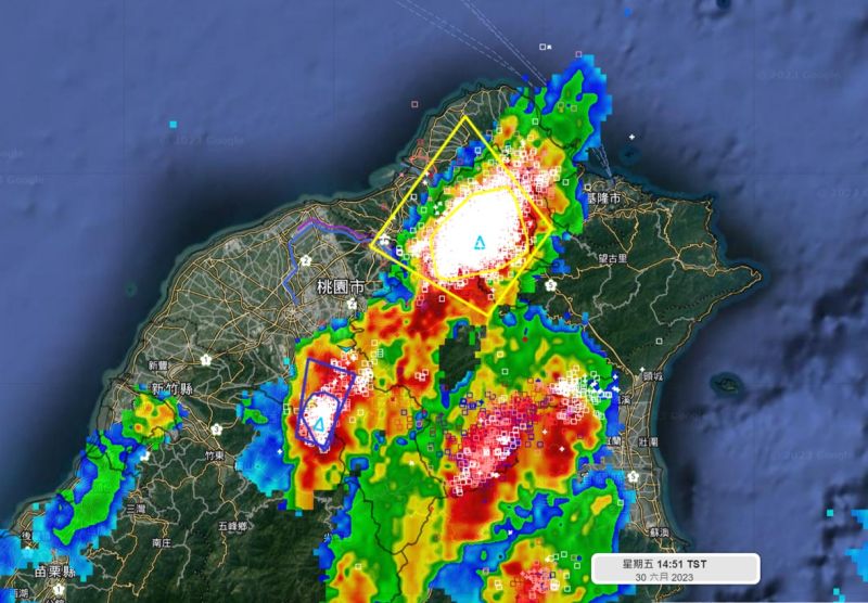 台北盆地上空出現大型的對流胞。 圖：翻攝自天氣風險臉書