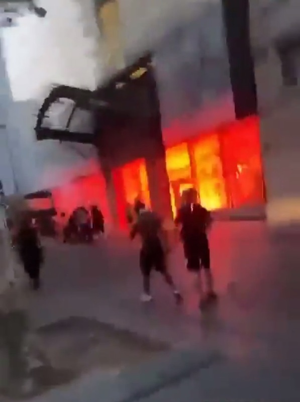 近期一波波的抗議浪潮正不斷席捲法國，僅管抗議者採取這樣的行動，是為了追求正義及表達訴求，不過行動已開始有失控的跡象，法國馬賽市最大圖書館就在今日被抗議者燒毀。 圖：翻攝自Visegrád 24推特