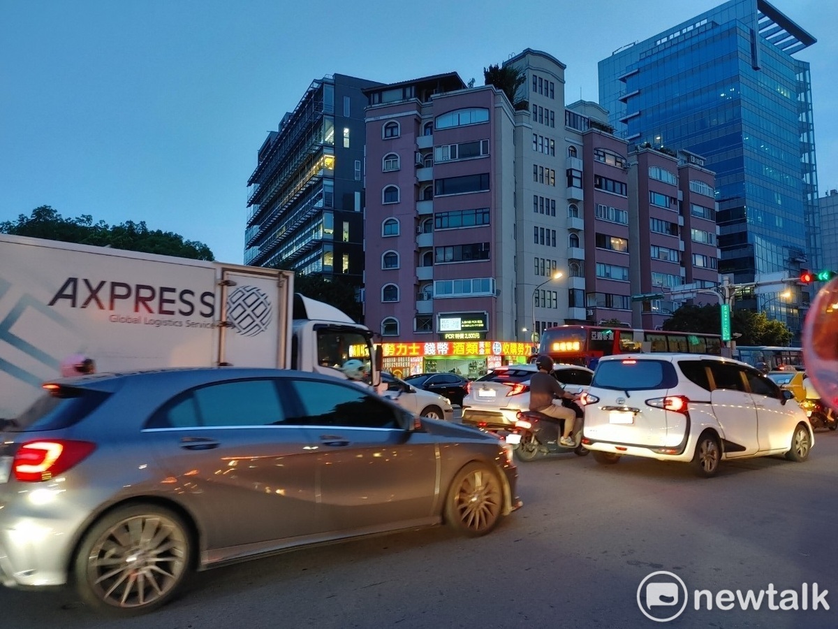 環保署規範汽油汽車自明日起，車齡滿8年者需每2年檢驗排氣一次。 圖：林冠妤／攝（資料照）