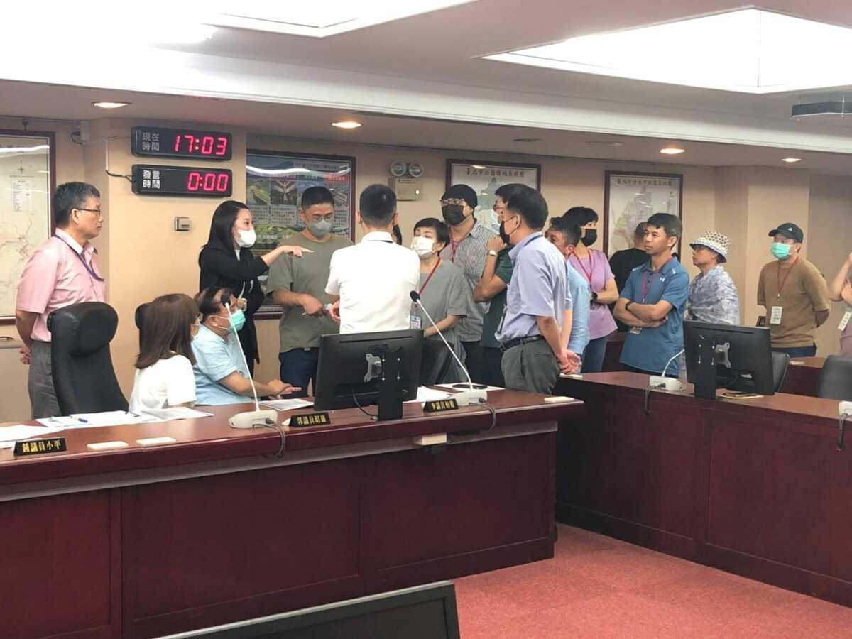 國民黨台北市議員耿葳29日召開協調會，請建管處副處長、副總工、科長、正工、承辦人，法務局科長、阿波羅大廈住戶代表當面溝通。 圖：翻攝耿葳 台北市議員臉書