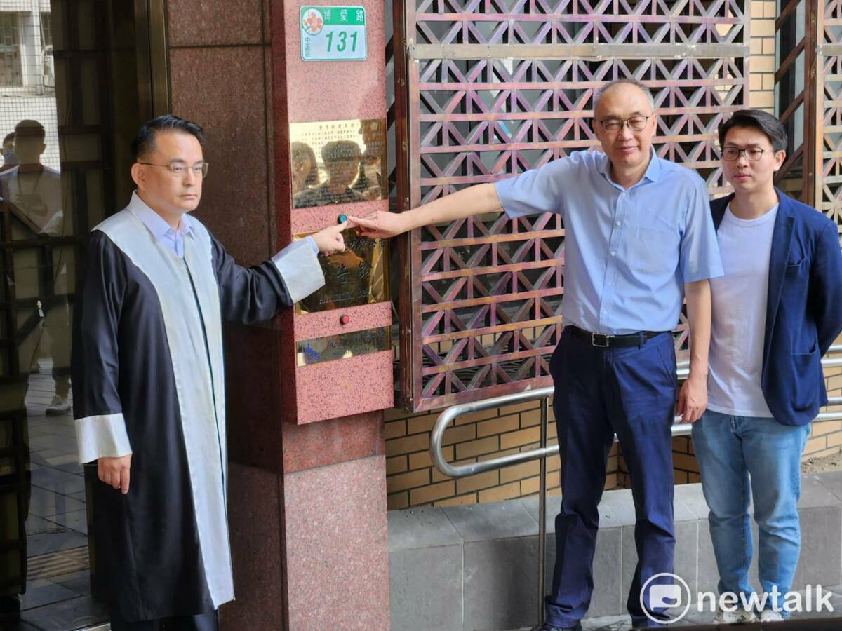 侯友宜競選辦公室副執行長謝政達、發言人呂家愷、律師簡榮宗赴台北地檢署按鈴申告。 圖：黃建豪/攝