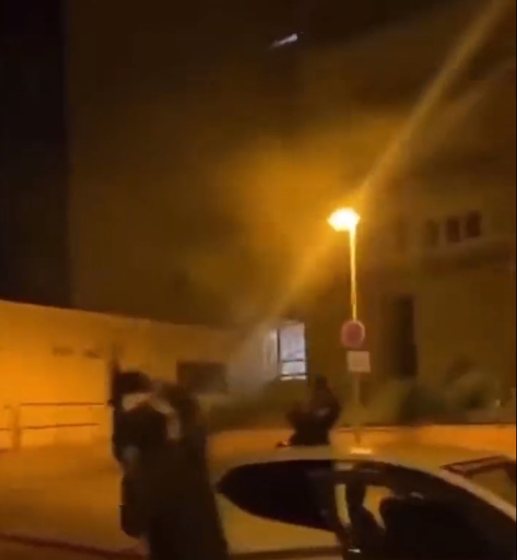 法國的一些當派成員，透過對空鳴槍的方式，維護他們對街道的統治地位。 圖：翻攝自Visegrád 24推特