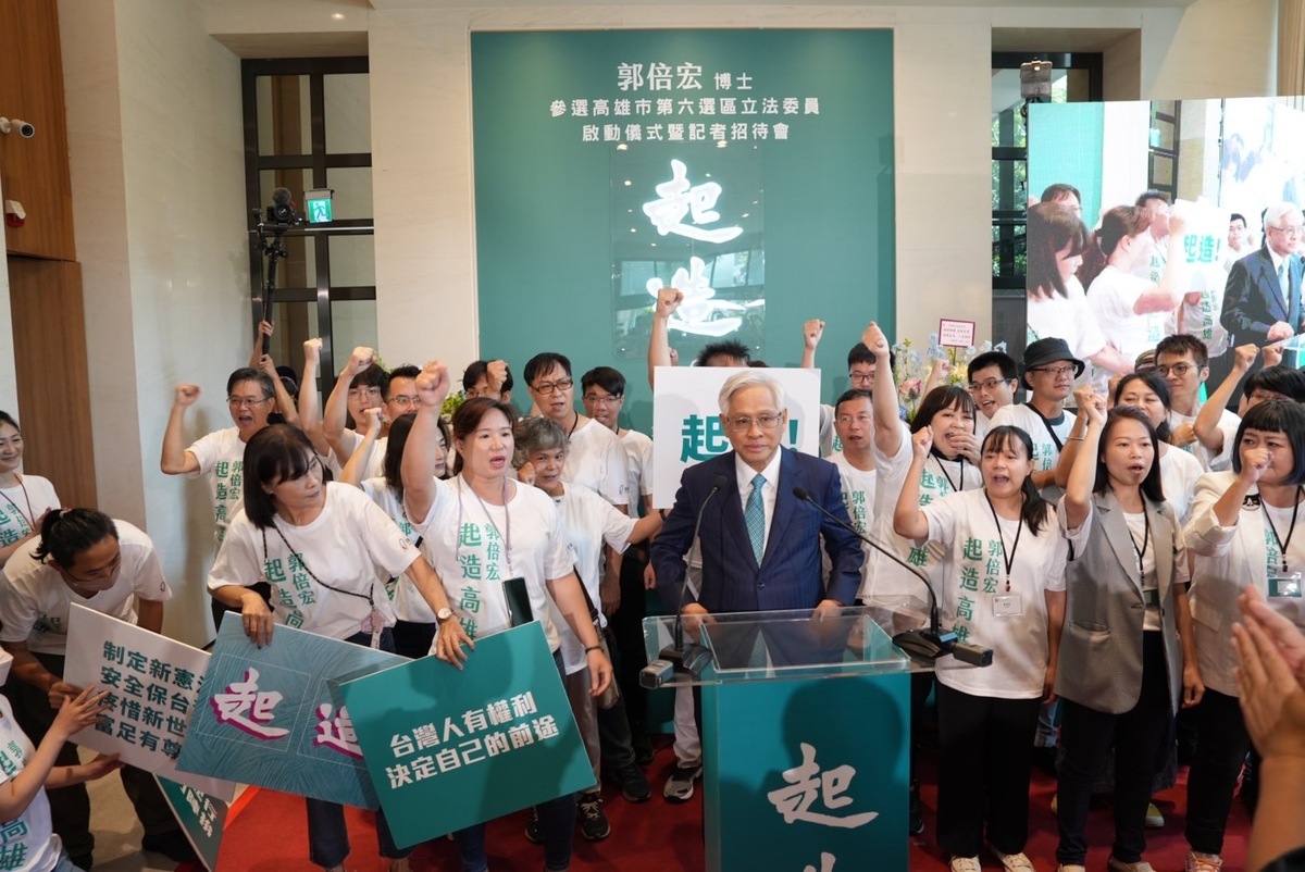 郭倍宏(中 )正式宣布參選高市第六選區立委。 圖：郭倍宏競總/提供（資料照）